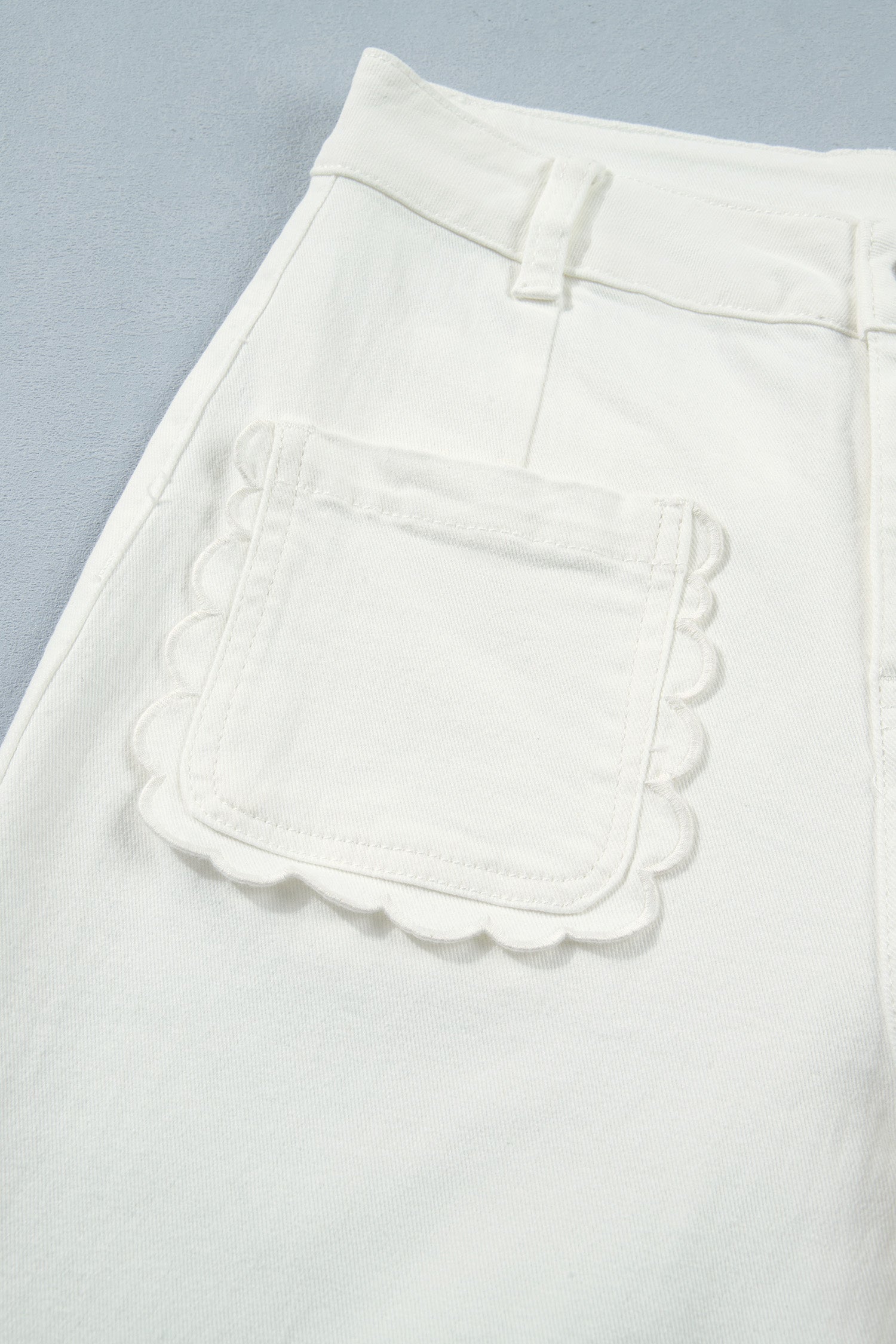 White Solid Color Scalloped Patch Pocket Shift Jeans