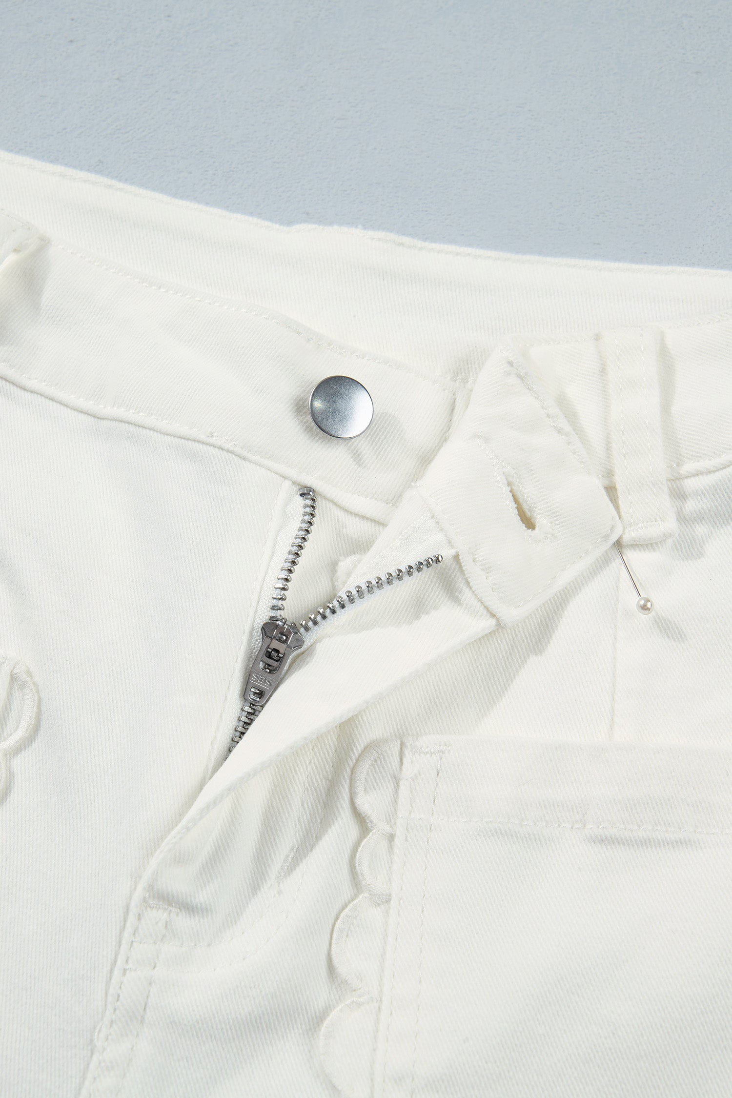 White Solid Color Scalloped Patch Pocket Shift Jeans