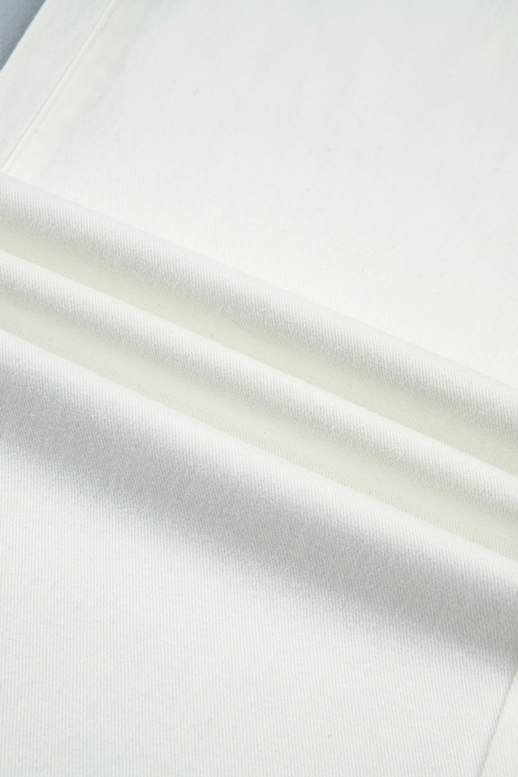 White Solid Color Scalloped Patch Pocket Shift Jeans